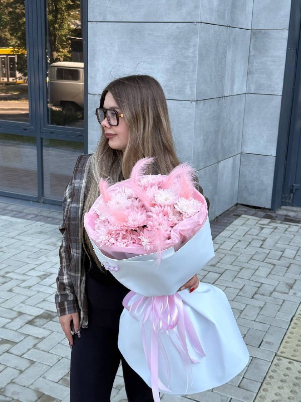 Розовые хризантемы