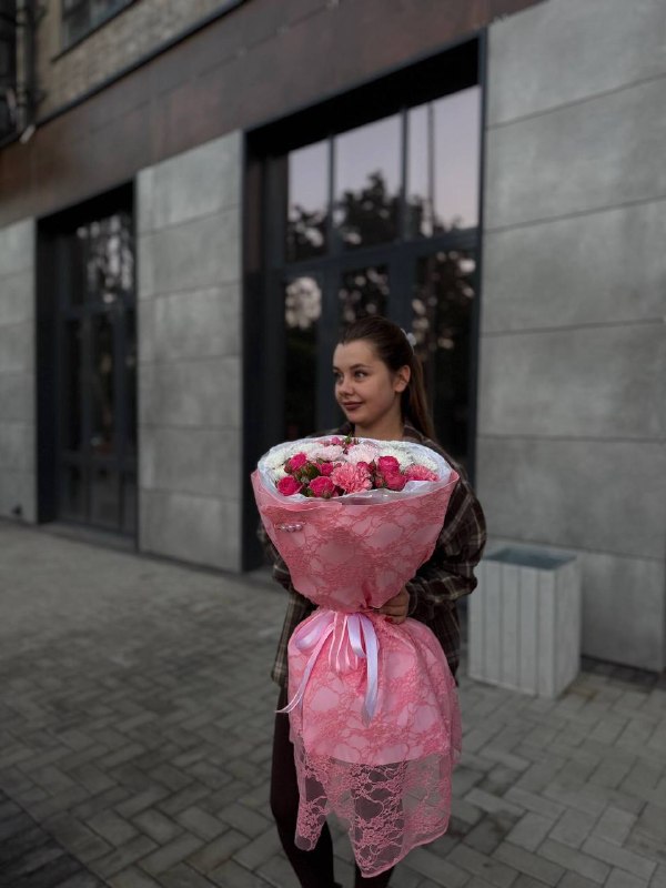 Розы в ажурной упаковке
