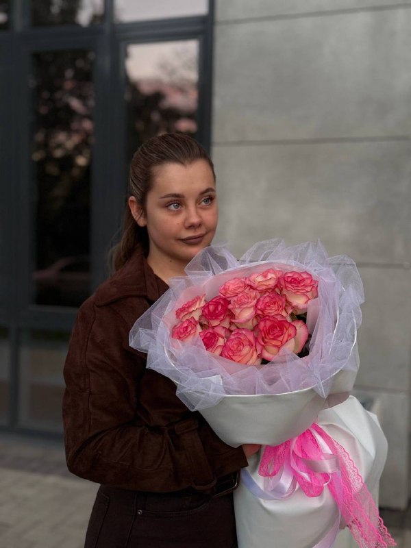 Розовые розы