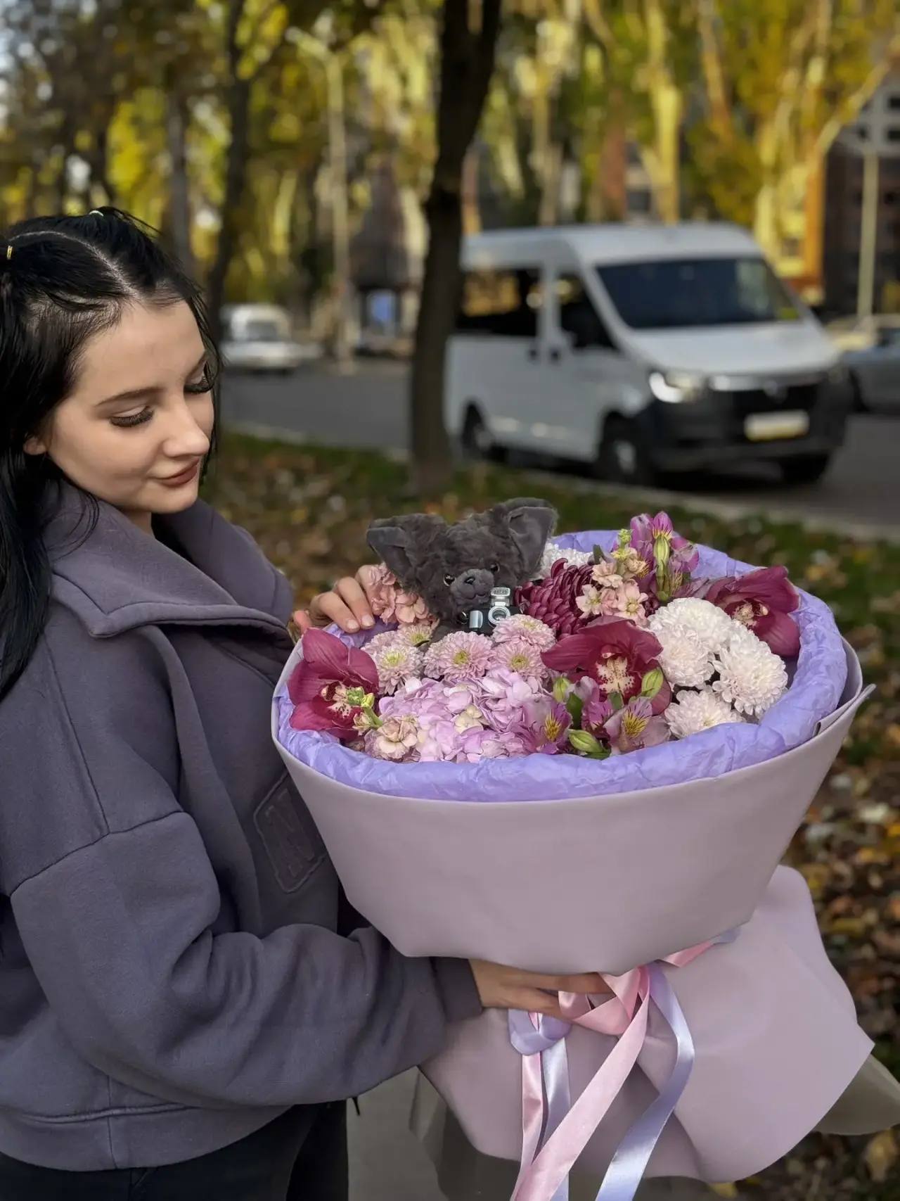 Сиреневый букет с мягкой игрушкой