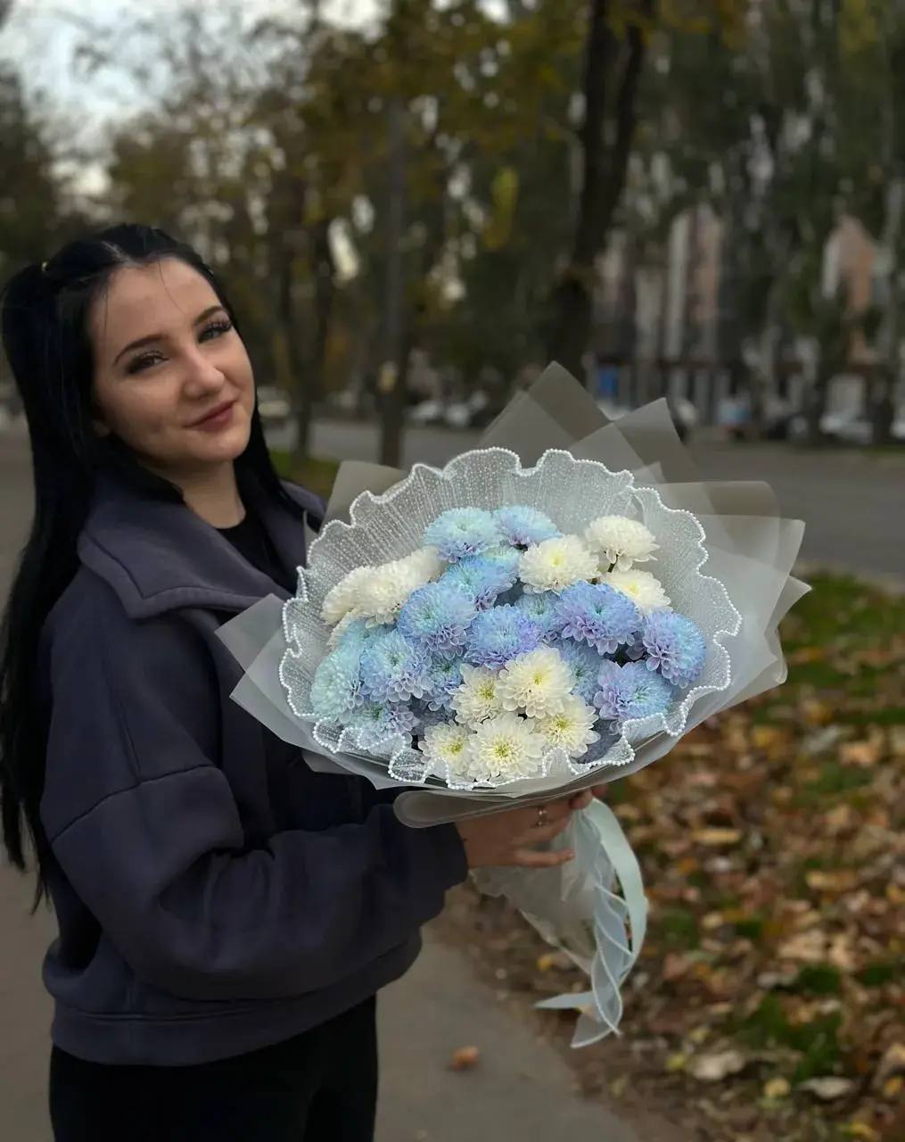Хризантемы в голубой и белой гамме