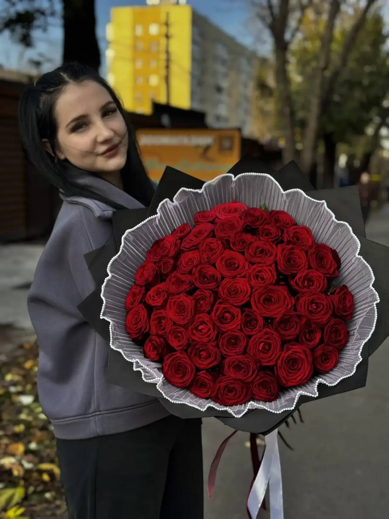 Красные розы в чёрной упаковке