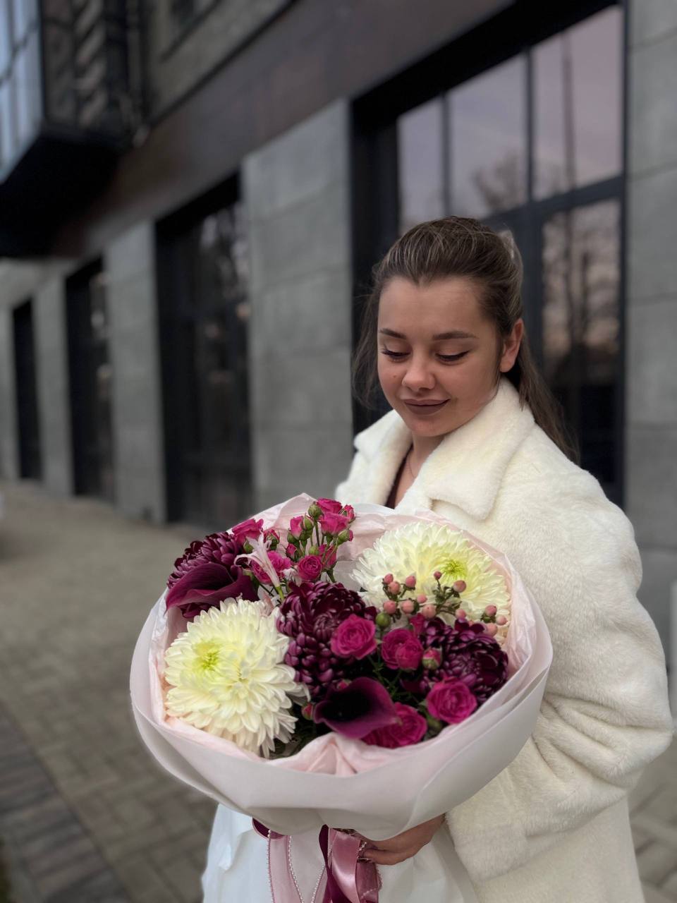Букет с кремовыми и бордовыми цветами