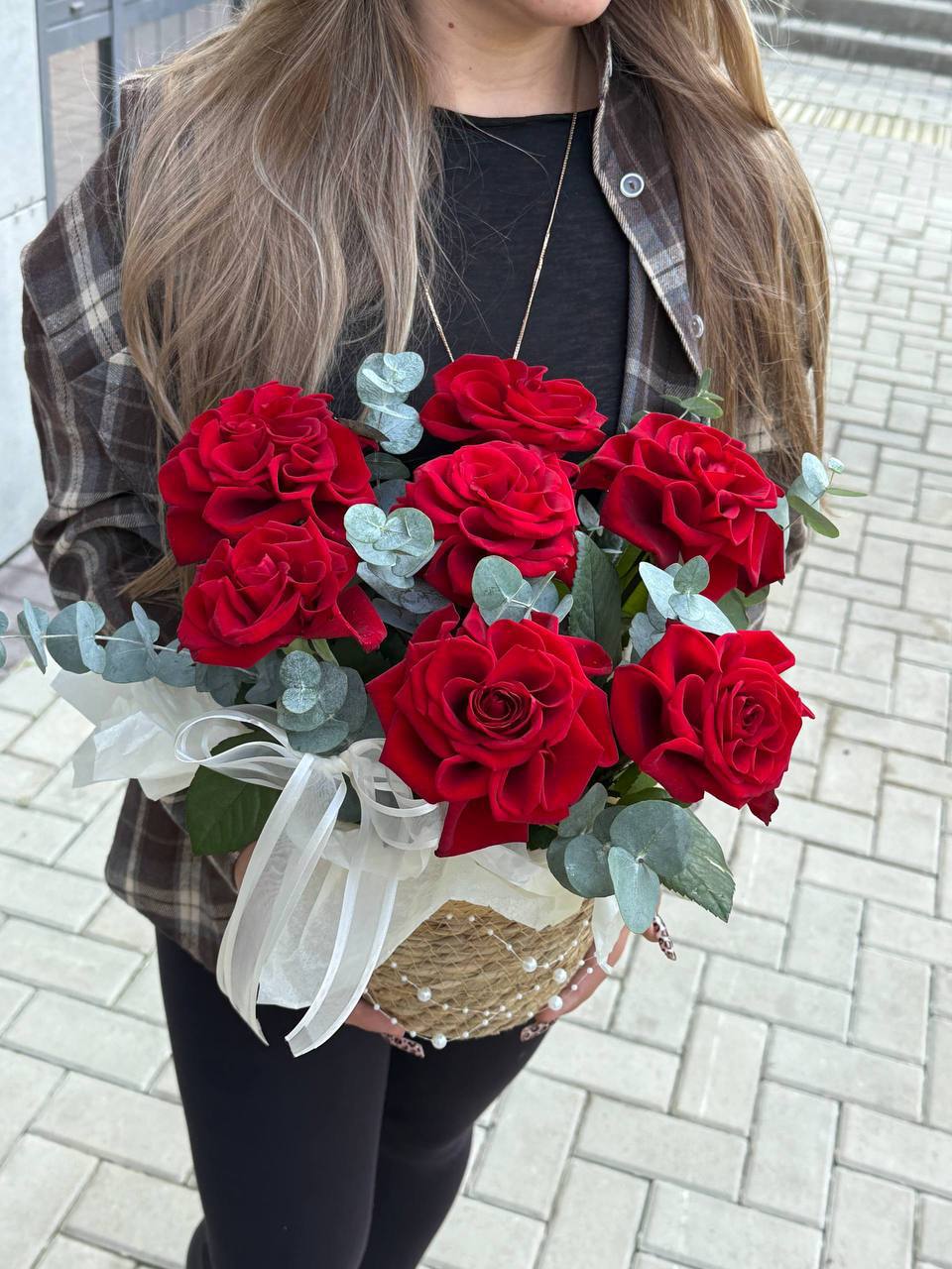 Красные розы в корзине